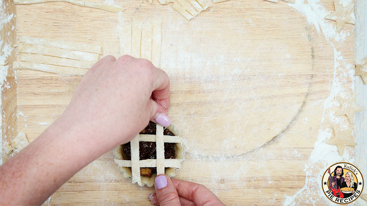 What is the difference between mince pie and mincemeat pie